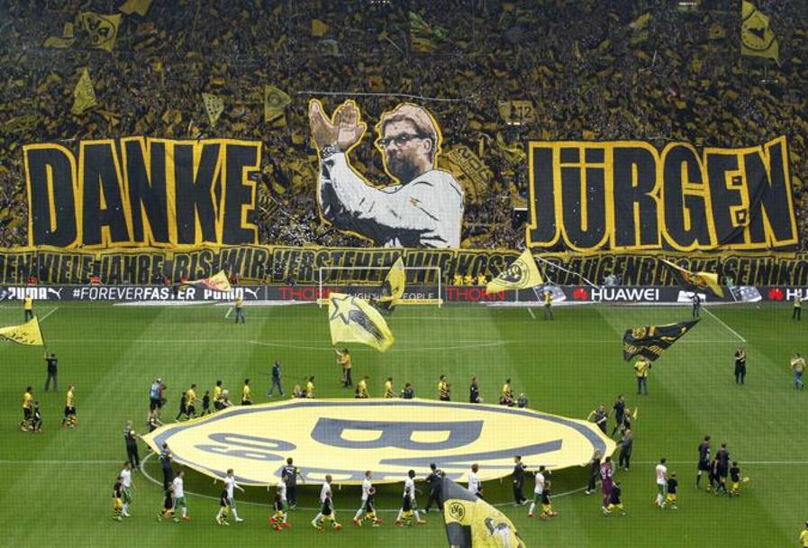 Jurgen Klopp lascia il Borussia Dortmund: che omaggio al Westfalenstadion. Reuters